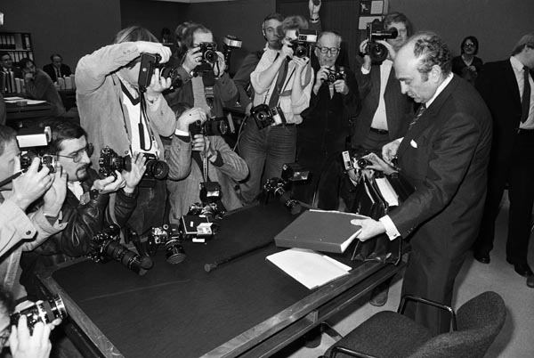Otto Graf Lambsdorff before the Flick Investigatory Committee (February 2, 1984)  